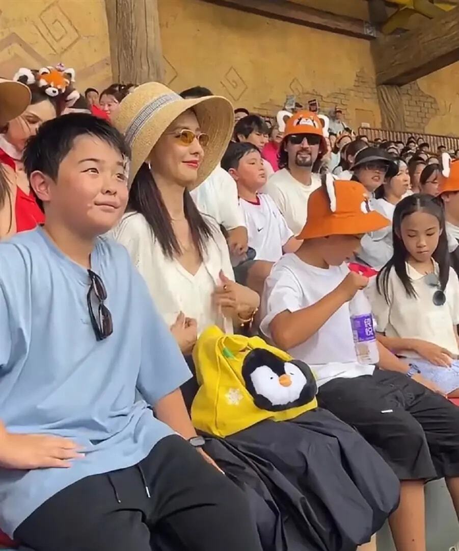 朵朵五官神似父亲陈思诚