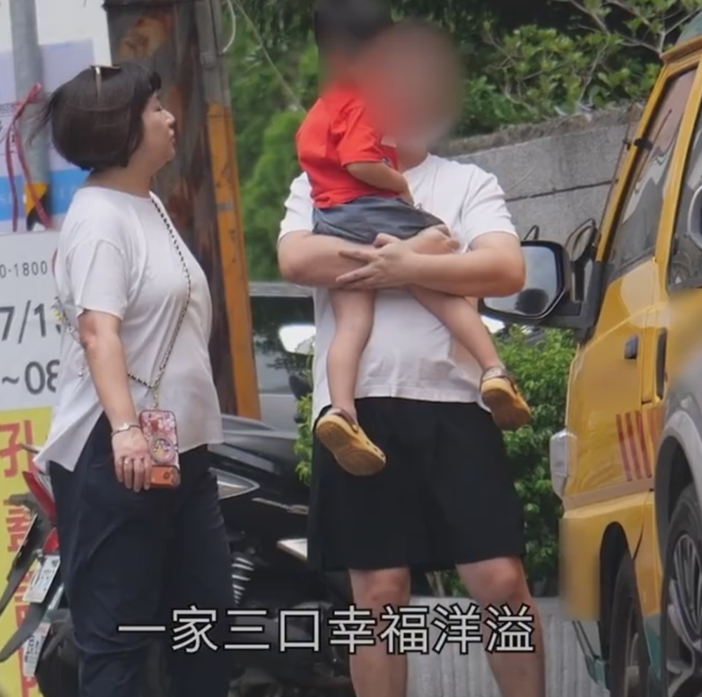 Selina近照现身街头接孩子