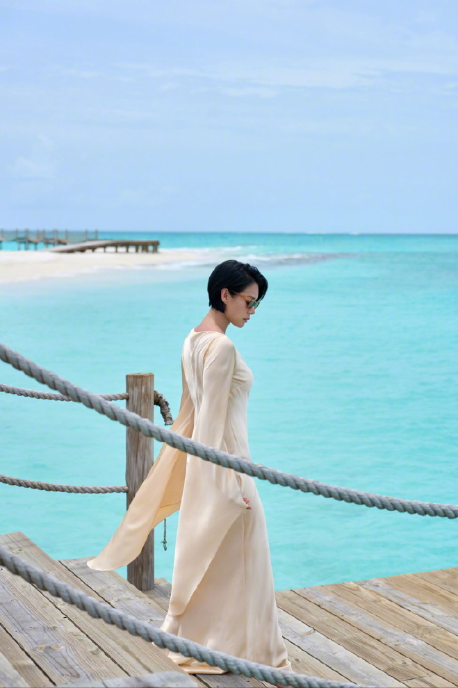 游艇甲板上的胡杏儿