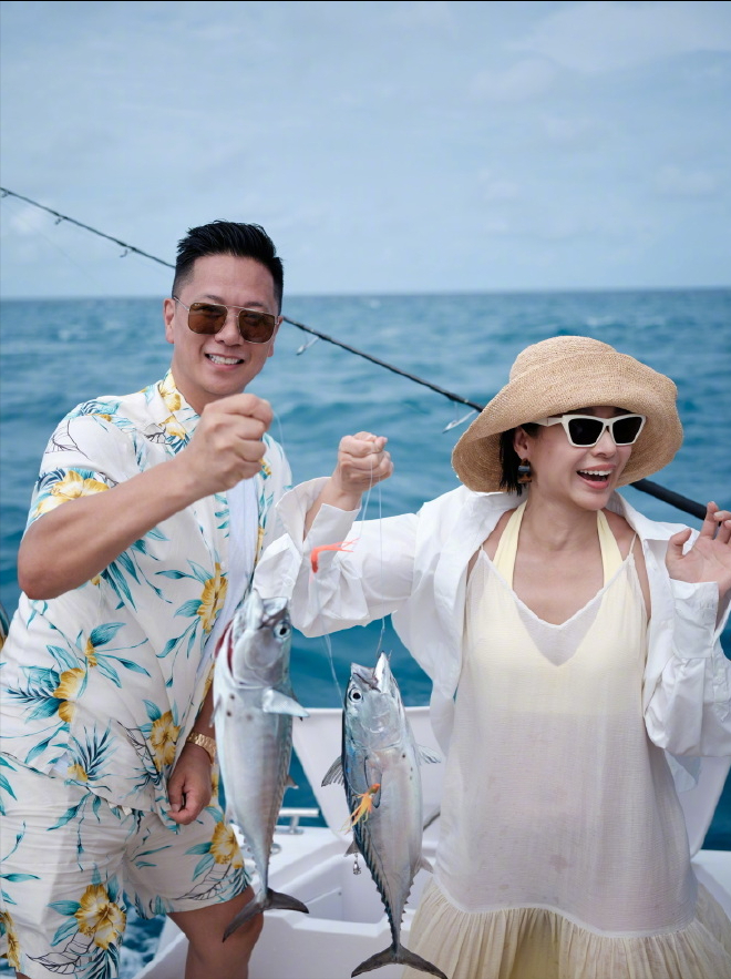 胡杏儿一家五口合影