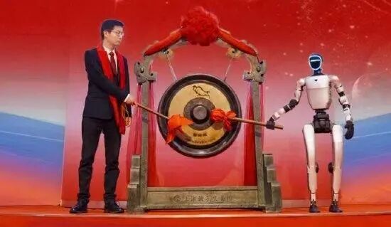 宇树科技上市，王力宏为什么坐1号桌？王兴兴为什么表情平静？-