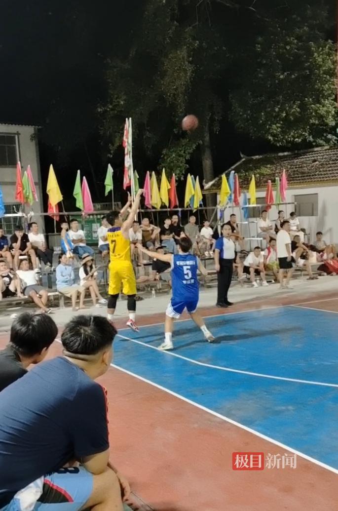 小伙篮球赛中倒地后离世,父亲在直播中目睹,队友烧掉球衣称不再