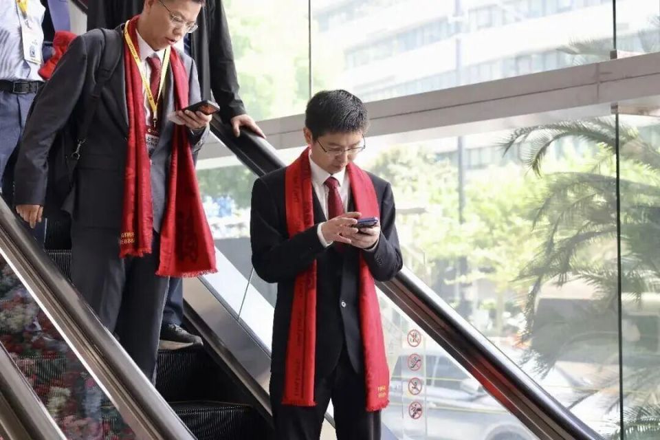 宇树科技上市，王力宏为什么坐1号桌？王兴兴为什么表情平静？-