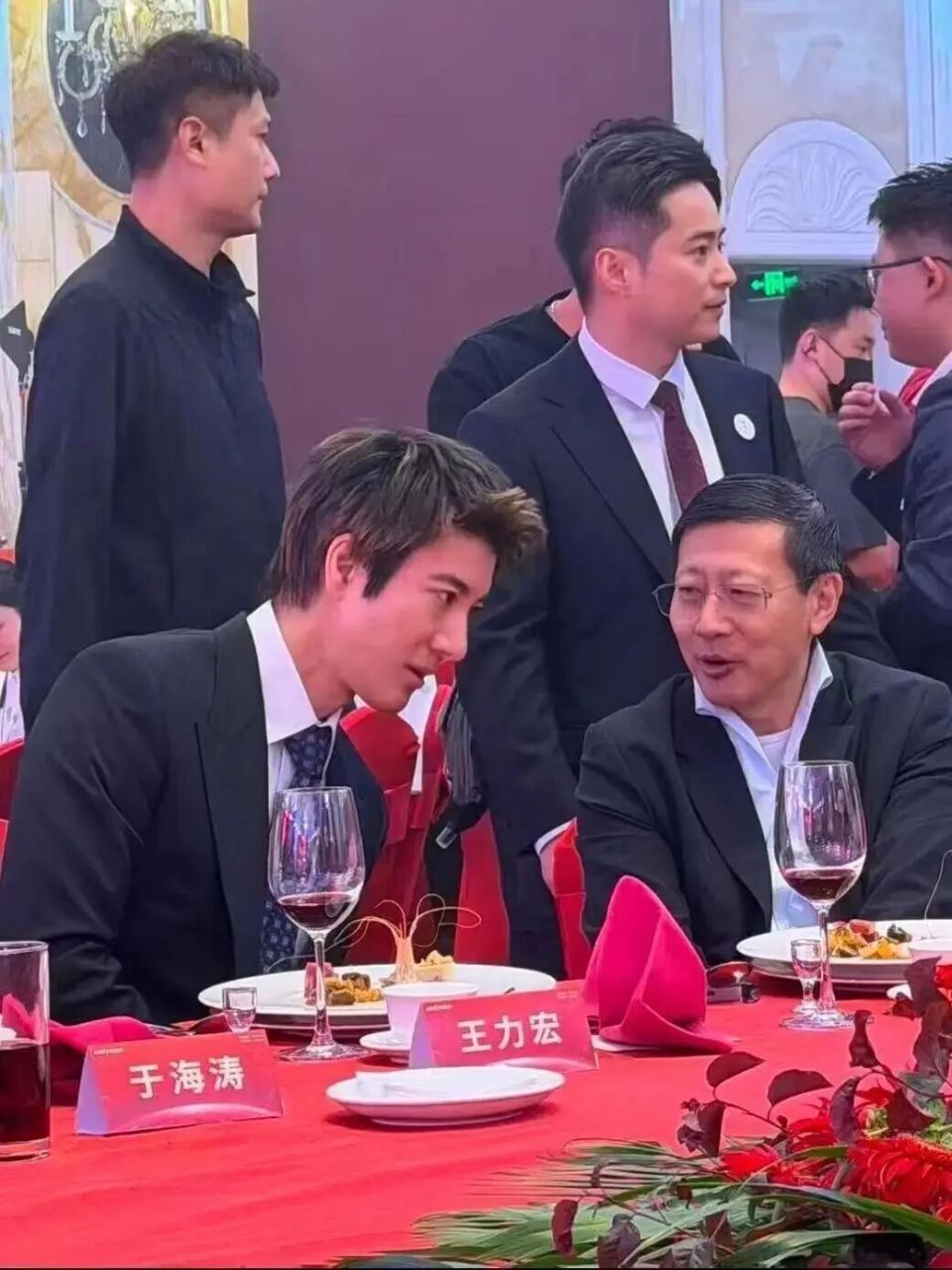 宇树科技上市，王力宏为什么坐1号桌？王兴兴为什么表情平静？-
